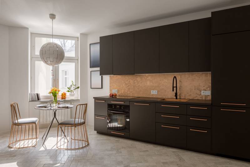Création d'une cuisine moderne sur mesure en bois massif et noir mat à Saint Didier au Mont d'Or à côté de Lyon